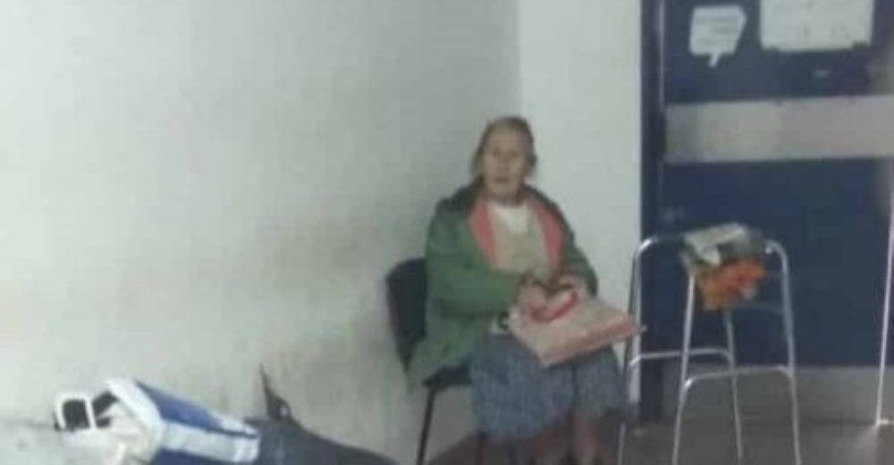 Una afligida abuelita duerme en un hospital porque su hija la echó de su casa Una afligida abuelita duerme en un hospital porque su hija la echó de su casa