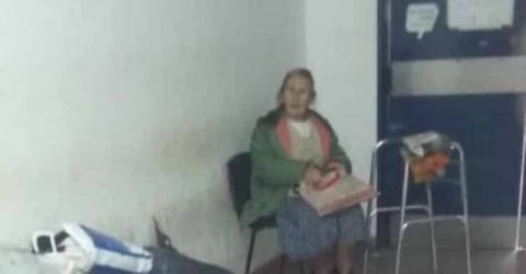 Una afligida abuelita duerme en un hospital porque su hija la echó de su casa