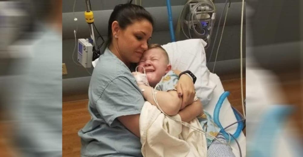 Una enfermera consuela al niño de 5 años que despertó sin su madre de una cirugía