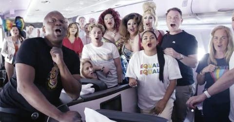 Una familia termina por error en un vuelo de celebración a favor de la diversidad de género