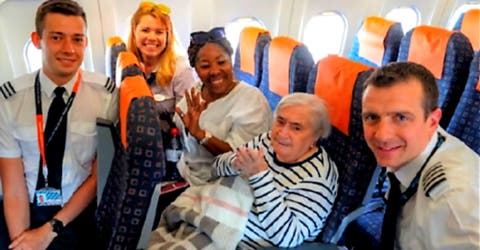 Una anciana de 95 años por fin cumple su sueño de viajar en avión emocionando a todos