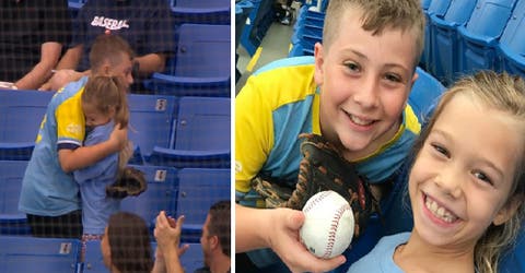 Un niño es aclamado en un estadio por cumplir el sueño de su hermana en un partido de béisbol