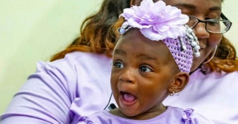 El emotivo vídeo de una niña sorda que escucha por primera vez a su mamá decirle ‘te amo’