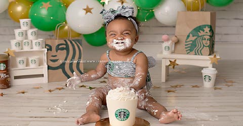 La sesión de todos de una bebé con temática de Starbucks cautiva las redes