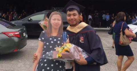 Se retrata con su madre fallecida el día de su graduación – «Ella habría estado muy contenta»