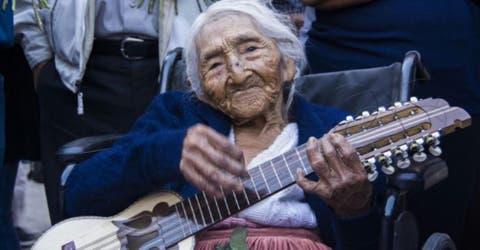 A sus 118 años la mujer más longeva de su país finalmente recibe su primera casa propia