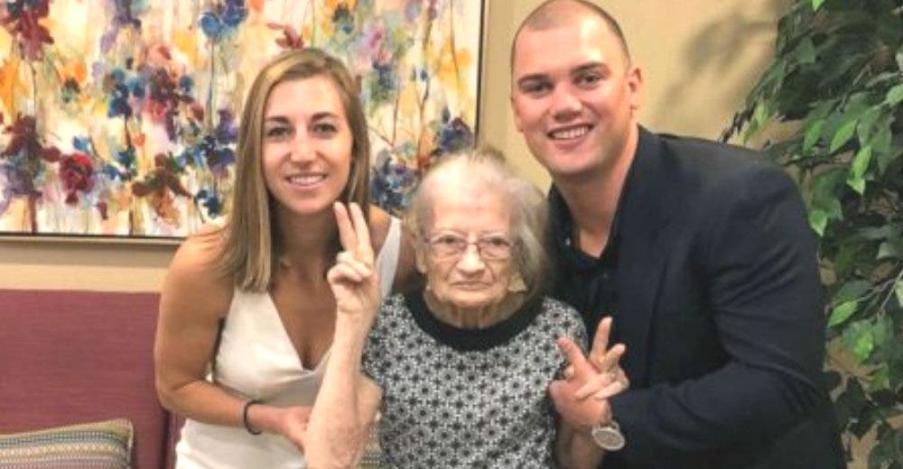 Celebra su boda en un asilo para que su abuela pudiera estar presente en su día especial Celebra su boda en un asilo para que su abuela pudiera estar presente en su día especial