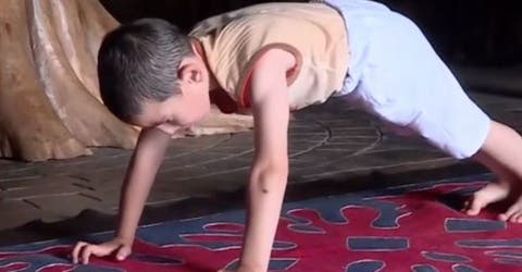Un niño de 6 años se esfuerza en hacer 4.000 flexiones a cambio de tener un hogar