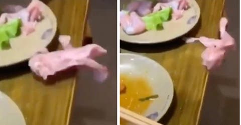El insólito momento en el que un trozo de carne cruda se arrastra por el plato en un restaurante