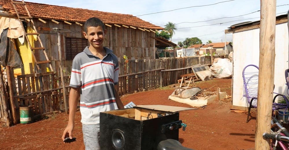 Crea un sistema para generar electricidad en su comunidad tras perder a su hermana trágicamente