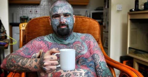 Tras años de tatuajes y un peculiar estilo de vida se lamenta porque las mujeres lo rechazan