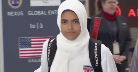 Una aerolínea es criticada sin piedad por obligar a una niña de 12 años a quitarse el hijab