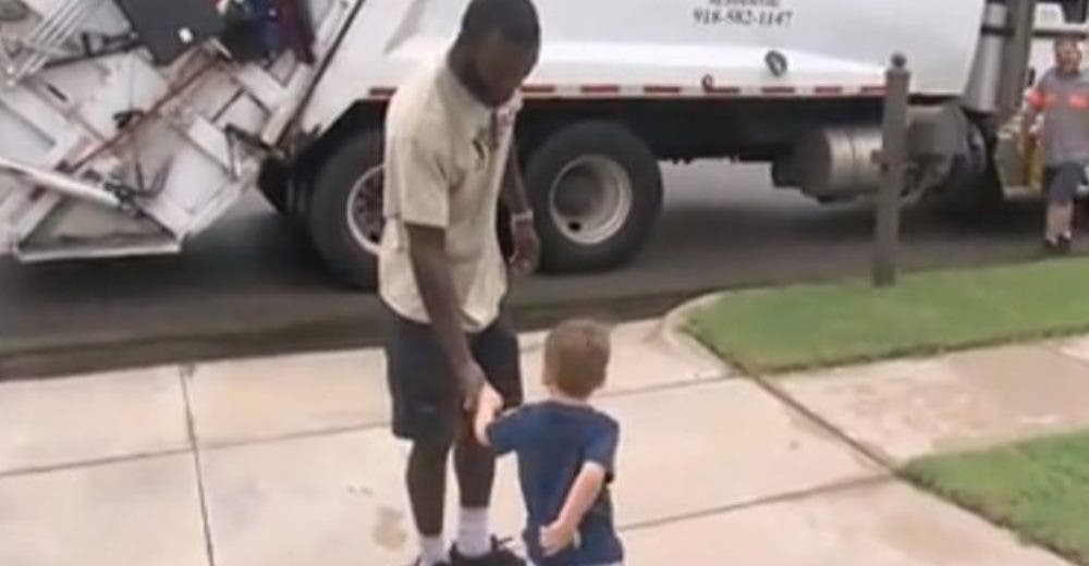 La reacción de un trabajador del aseo con un niño que espera siempre el camión frente a su casa La reacción de un trabajador del aseo con un niño que espera siempre el camión frente a su casa