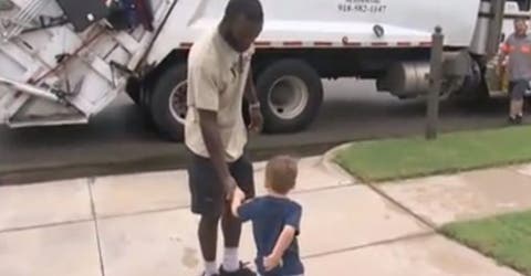 La reacción de un trabajador del aseo con un niño que espera siempre el camión frente a su casa
