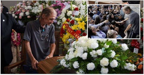 Tras su petición le da el último adiós a su esposa fallecida en El Paso entre miles de personas