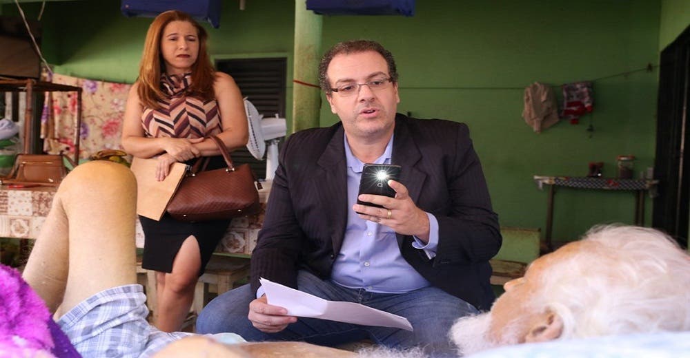 Un magistrado celebra una audiencia en la casa de un anciano para ayudarlo a recuperar su dinero