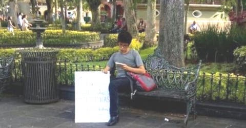 Identifican al joven cuya foto ofreciendo sus servicios gratis en un parque causa conmoción