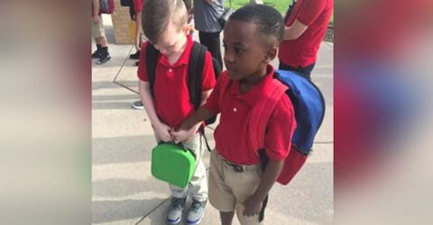 Un niño toma de la mano a un compañero autista tras verlo llorar en un rincón de la escuela