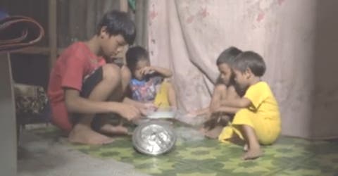 A sus 13 años se queda solo a cargo de sus 3 hermanitos menores