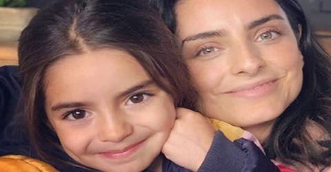 Aislinn Derbez es criticada por una foto en la que amamanta a su bebé y su hermanita la imita