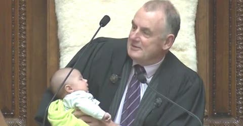 El presidente del Parlamento cuida al bebé de un diputado en plena sesión