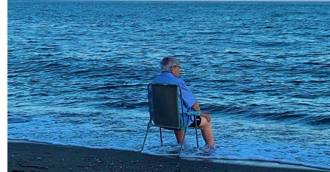 La imagen viral del anciano llorando frente al mar emociona a miles de personas