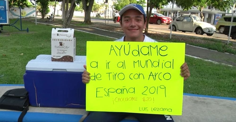 Un joven atleta vende chocolates para asistir a un mundial ante el rechazo de las instituciones