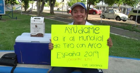 Un joven atleta vende chocolates para asistir a un mundial ante el rechazo de las instituciones