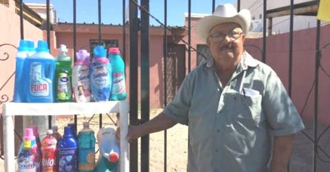 La historia de un solitario viudo que vende productos de limpieza para tener con quien hablar