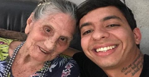 Un joven rescata a una anciana de 83 años que encontró viviendo entre roedores y desechos