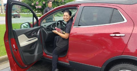 Una pareja sorprende a una camarera con un auto nuevo como propina por sus servicios