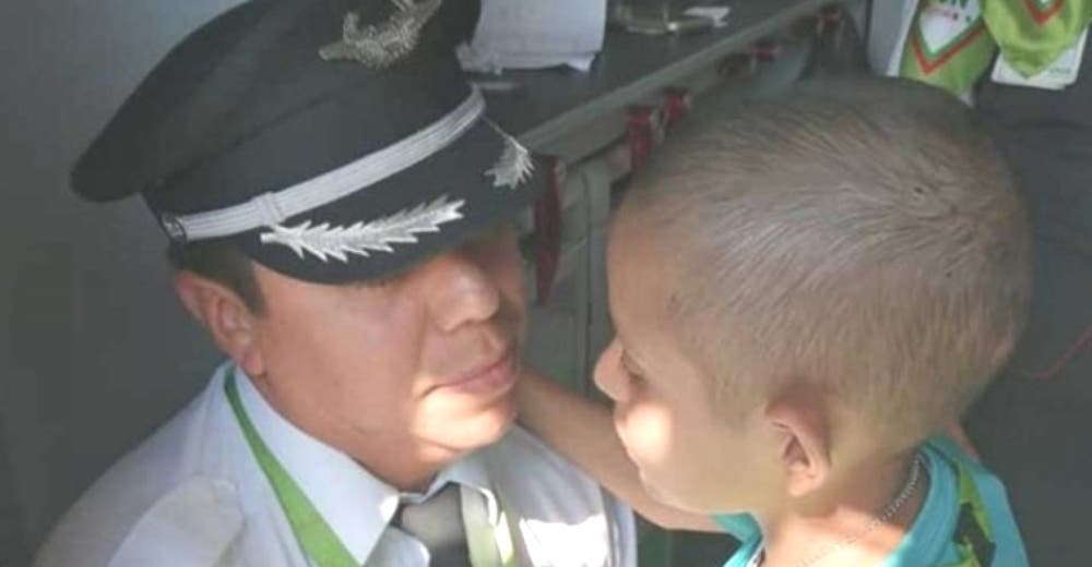 La tripulación emociona a todos con un mensaje para un niño con cáncer que vuela por primera vez La tripulación emociona a todos con un mensaje para un niño con cáncer que vuela por primera vez