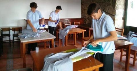 Un colegio rompe esquemas enseñando a los chicos a coser, planchar y cocinar