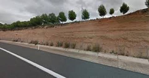 Mujer se queda descalza en la carretera durante 4 horas tras ser bajada del auto por su marido