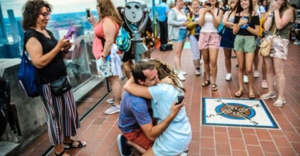 Pide ayuda para ubicar al hombre de zapatos naranja que presenció su compromiso Pide ayuda para ubicar al hombre de zapatos naranja que presenció su compromiso