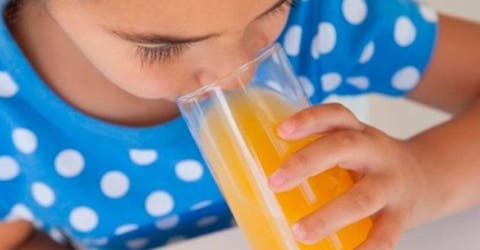 Le sirven por error detergente en vez de zumo de naranja a una niña de 1 año en un restaurante