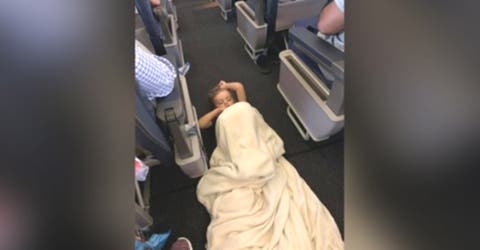 La tripulación y los pasajeros intervienen ante la crisis de un niño autista en el vuelo