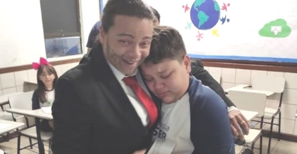 Un niño de 10 años rompe en llanto al ver a su mamá llegar al colegio disfrazada de su padre