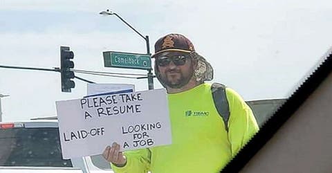 La historia viral del hombre que reparte currículos en la carretera tras perder su trabajo