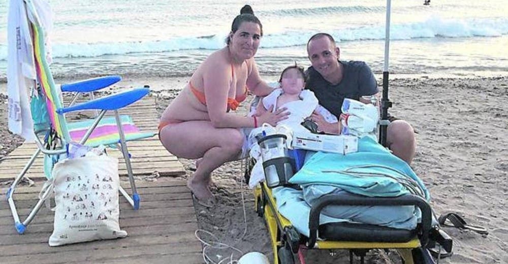 Un bebé de 11 meses cumple su último deseo de bañarse en la playa con sus padres Un bebé de 11 meses cumple su último deseo de bañarse en la playa con sus padres