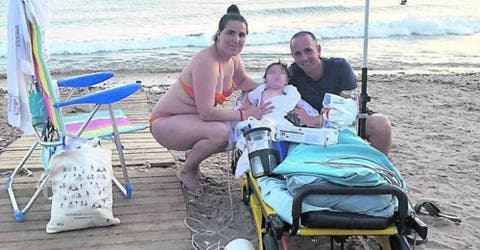 Un bebé de 11 meses cumple su último deseo de bañarse en la playa con sus padres