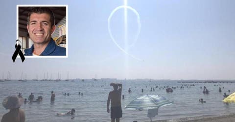 El Ejército del Aire hace una maniobra sobre el mar en homenaje al piloto fallecido en La Manga