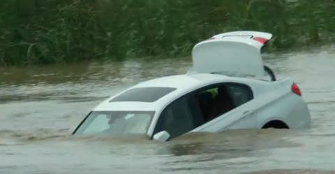 Lanza al río el BMW que le regalaron sus padres porque no era el Jaguar que tanto quería