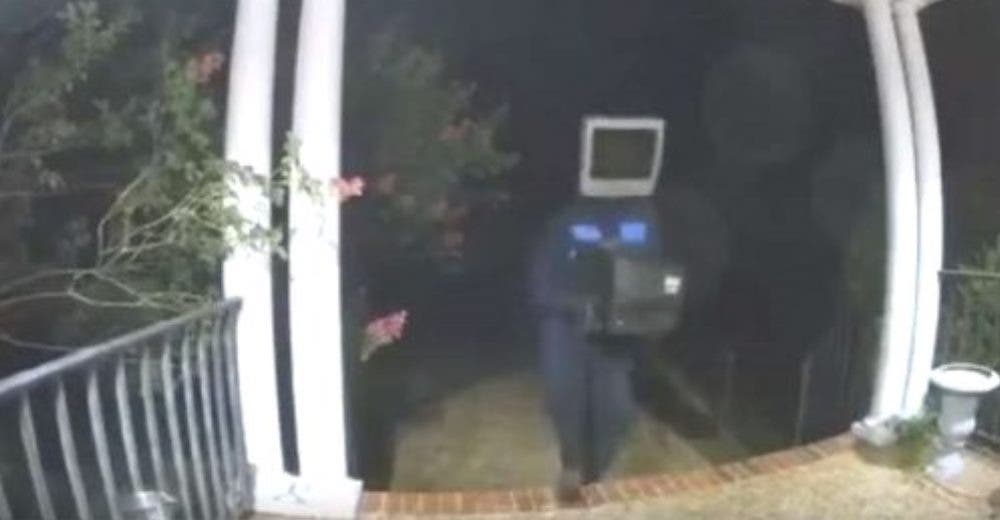El extraño caso del hombre “Cabeza de TV” que visita las casas dejando televisores El extraño caso del hombre “Cabeza de TV” que visita las casas dejando televisores