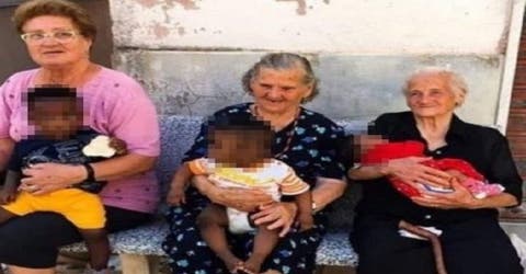 La emotiva historia detrás de la foto viral de las 3 abuelas con niños sin hogar en su regazo