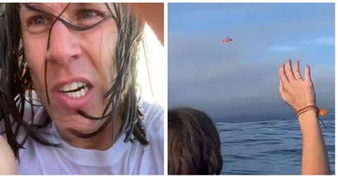 Causan indignación al hacerse fotos sonrientes en el mar tras sobrevivir a un accidente aéreo