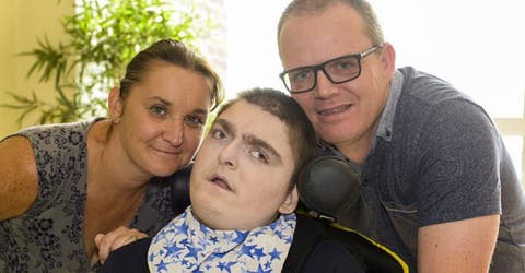 Un adolescente discapacitado es obligado a viajar 40 kilómetros para asistir a una entrevista