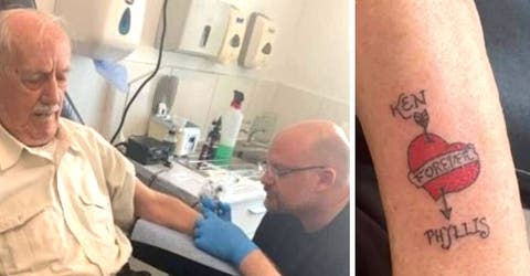 Un devastado anciano se atreve a hacerse un tatuaje para recordar a su esposa fallecida