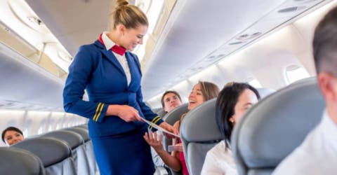 Una azafata de vuelo advierte a los pasajeros por qué no deberían pedir café ni té en el avión