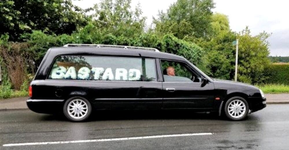 Hacen un insólito funeral para despedirse de un hombre de 64 años que murió de cáncer Hacen un insólito funeral para despedirse de un hombre de 64 años que murió de cáncer